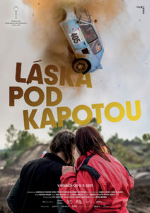 LÁSKA POD KAPOTOU
